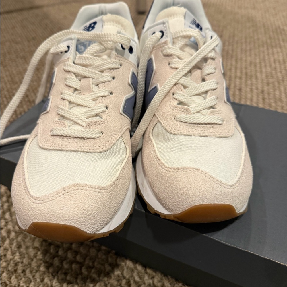 New Balance Beige and Violet Blue Classics Women’s Sneakers (8.5) Like New - Picture 6 of 13